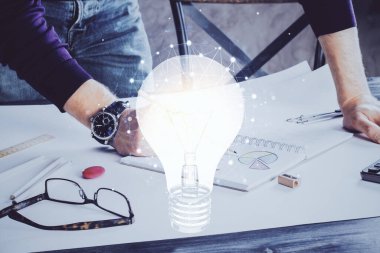 Fütüristik arayüzde insanoğlunun el fonu ile Ampul lambası fikir simgesi görünümü. Çift pozlama.