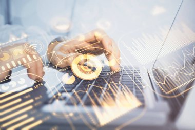 Teknoloji temalı hologramda arka planda çalışan bir adam var. Yüksek teknoloji konsepti. Çift pozlama.