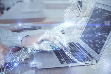 Teknoloji temalı hologramda arka planda çalışan bir adam var. Yüksek teknoloji konsepti. Çift pozlama.