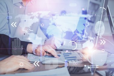 Arka planda bilgisayarla çalışan bir adamla dünya haritası hologramına çift pozlama. Dünya çapında ağ kavramı.