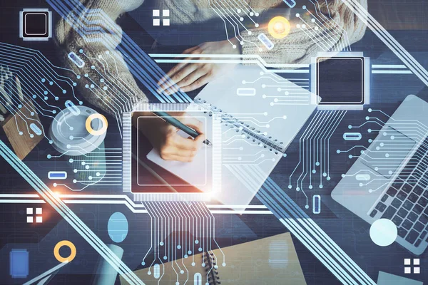 Önünde veri çözeltisi hologramı olan arka planda el yazısına çifte maruz kalma. Teknoloji konsepti. Kapat.