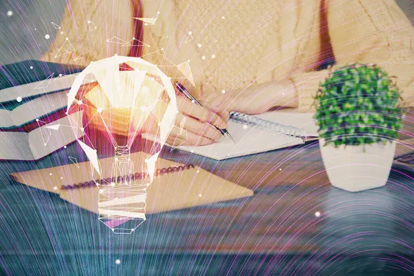 Намальовування Лампочки Руках Жінки Роблять Ноти Фоні Концепція Ідеї Подвійне — стокове фото