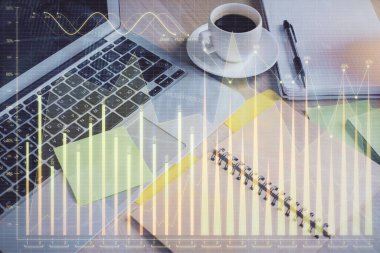 Önx grafik çizimi ve masaüstü ile kahve ve masa arkasındaki öğelerin çoklu pozlandırılması. Finansal piyasa ticareti kavramı