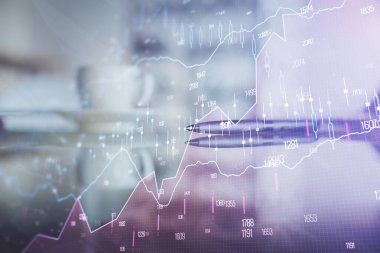 Ofisteki kahve fincanının arka planında iki kat fotograf var. Finansal analiz ve başarı kavramı.