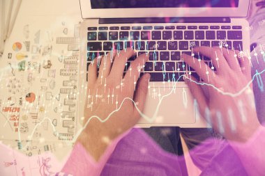 Dizüstü bilgisayarda klavye ve forx grafik hologram çizimlerini yazarken çift pozlama. Üst Manzara. Finans piyasası kavramı.