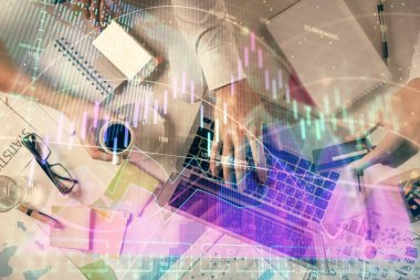 Kadın ve erkeğin birlikte çalışırken çifte pozlama ve hologram çizimi ön plana çıkarma. Finansal analiz konsepti. Bilgisayar arkaplanı. Üst Görünüm.