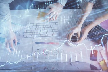 Birlikte çalışan kadın ve erkeğin çifte pozu ve finansal grafik hologramı çizimi. Pazar analizi konsepti. Bilgisayar arkaplanı. Üst Görünüm.