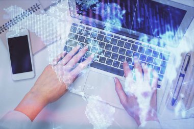 Bilgisayar ve ön grafik hologram çizimi üzerinde çalışan kadın elleri çift pozlama. Üst Manzara. Mali analiz kavramı.