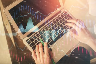 Bilgisayar ve ön x çizim hologramı üzerinde çalışan kadın elleri çift pozlama. Üst Manzara. Mali analiz kavramı.