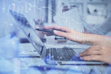 Bilgisayarda ve finansal grafik hologramında yazı yazan kadın ellerine çoklu maruz kalma. Borsa analizi kavramı.