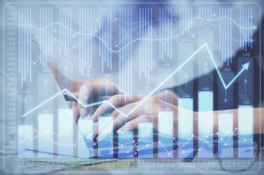 Bilgisayarda ve finansal grafik hologramında yazı yazan kadın ellerine çoklu maruz kalma. Borsa analizi kavramı.