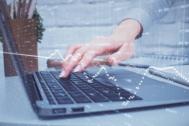 Bilgisayarda ve ön x grafik hologramında yazı yazan kadın ellerine çok maruz kalmış. Borsa analizi kavramı.
