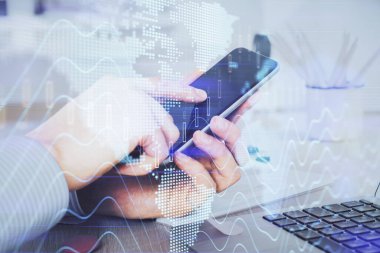 Bir adamın elini tutarken ve dijital bir cihaz ve ön grafik çizimi kullanırken çift pozlama. Finansal piyasa kavramı.