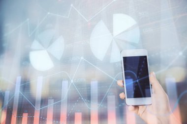 Ön x çizelgesine çift pozlama, hologram çizimi ve cep telefonu kullanan bir kadın. Borsa konsepti.