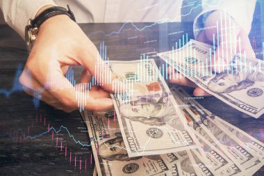 Finansal grafiğe çoklu pozlama hologram, Amerikan dolarları ve insan eli. Analiz kavramı.
