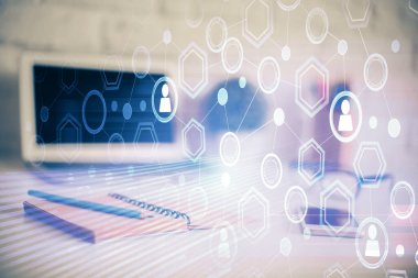 Sosyal ağ hologramıyla birlikte bilgisayar masaüstünde. Çoklu maruz kalma. Uluslararası insan ilişkileri kavramı.