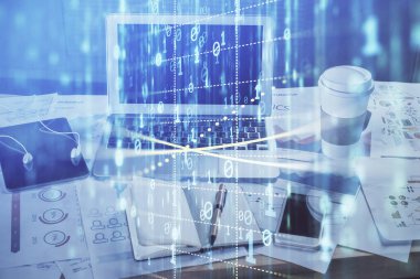 Dizüstü bilgisayar ve teknoloji temalı holograma çifte maruz kalma. Serbest çalışma kavramı.