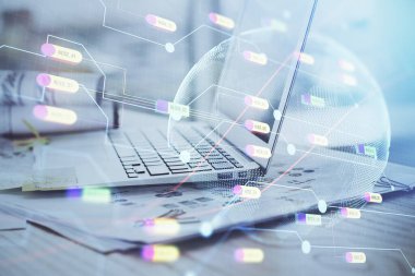 Bilgisayarlı ve dünya haritalı hologramlı çok katlı bir tablo. Uluslararası veri ağı kavramı.