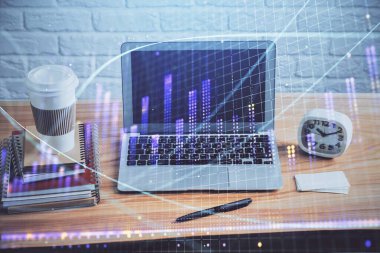 Forx grafiği ve bilgisayarla çalışma alanı çoklu pozlama. Uluslararası çevrimiçi ticaret kavramı.