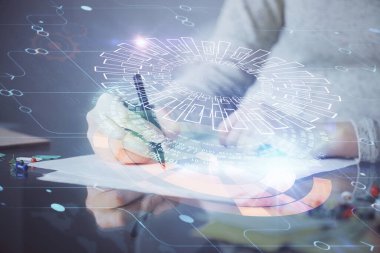 Veri teknolojisi hologramıyla arka planda el yazısının iki katına çıkarılması. Büyük veri kavramı.