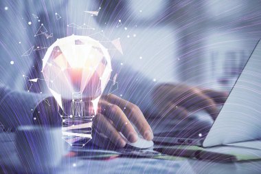 Arkaplanda bilgisayar üzerinde çalışan iş adamıyla birlikte büyüyen oklar. Başarı konsepti. Çift pozlama.