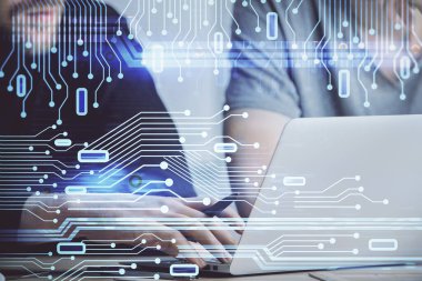 Veri temalı hologramın arka planda bilgisayar üzerinde çalışan bir adamla çoklu pozlandırılması. Yenilik kavramı.