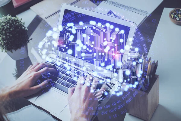 Beyin temalı hologramı olan bilgisayar geçmişi olan bir iş adamı. Beyin fırtınası kavramı. Çoklu pozlama.