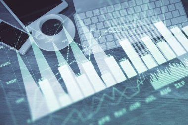 Masaüstünde telefonlu ön x grafik hologramına çift pozlama. Üst Manzara. Mobil ticaret platformu kavramı.