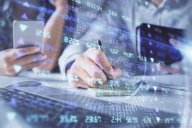 Kadın ve erkeğin birlikte çalışması ve finansal grafik hologramı. İş konsepti. Bilgisayar arkaplanı.