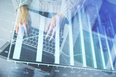 Bilgisayar ve önx çizim hologramı üzerinde çalışan kadın elinin çoklu pozu. Üst Manzara. Mali analiz kavramı.