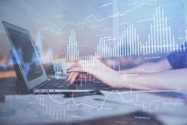 İş kadını ellerinin bilgisayar ve ön x çizelge hologramı çizimlerinde çifte pozlama. Mali analiz kavramı.