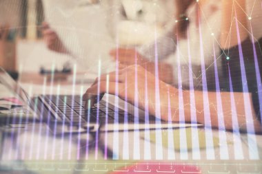 Bilgisayarda ve finansal grafik hologramında yazı yazan kadın ellerine çoklu maruz kalma. Borsa analizi kavramı.