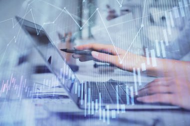 Bilgisayarda ve finansal grafik hologramında yazı yazan kadın ellerine çoklu maruz kalma. Borsa analizi kavramı.