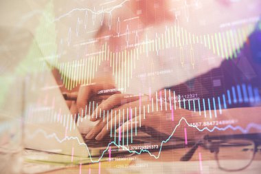 Bilgisayarda ve finansal grafik hologramında yazı yazan kadın ellerine çoklu maruz kalma. Borsa analizi kavramı.