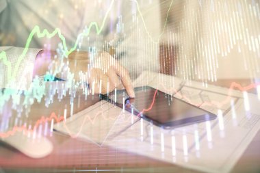 Bir adamın elini tutarken ve dijital bir cihaz ve ön grafik çizimi kullanırken çift pozlama. Finansal piyasa kavramı.