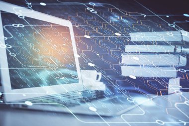 Arka planda kişisel bilgisayarı ve teknik tema çizimi olan iki kat masaüstü görüntüsü. Büyük Veri Kavramı.