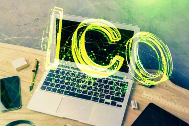 Blockchain temalı holograma ve bilgisayar arkaplanlı masaya çift pozlama. Bitcoin şifreleme para birimi kavramı.