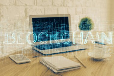 Blockchain temalı holograma ve bilgisayar arkaplanlı masaya çift pozlama. Bitcoin şifreleme para birimi kavramı.