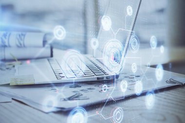 Dizüstü bilgisayar ve teknoloji temalı holograma çifte maruz kalma. Serbest çalışma kavramı.