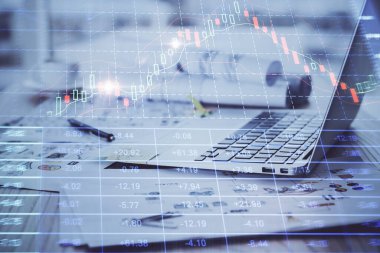 Masası ve kişisel bilgisayarı olan borsa grafiği. Çoklu maruz kalma. Mali analiz kavramı.