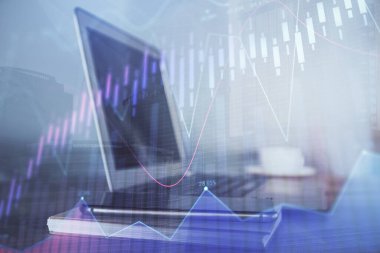 Masası ve kişisel bilgisayarı olan borsa grafiği. Çifte maruziyet. Mali analiz kavramı.