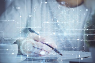 Veri çözeltisi hologramı ile arka plan üzerine yazılan ellere çoklu maruz kalma. Teknoloji konsepti.