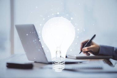 Arkaplanda bilgisayar üzerinde çalışan iş adamıyla birlikte büyüyen oklar. Başarı konsepti. Çift pozlama.