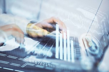 Teknoloji temalı hologramda arka planda çalışan bir adam var. Yüksek teknoloji konsepti. Çift pozlama.