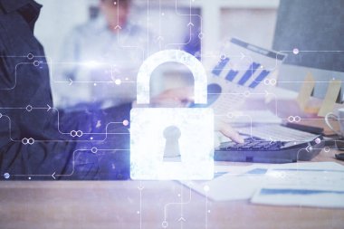 Arka planda bilgisayarda çalışan bir adamla birden fazla kilit simgesine maruz kalma. Ağ koruma kavramı.