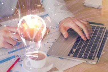 Arkaplanda bilgisayar üzerinde çalışan iş adamıyla birlikte büyüyen oklar. Başarı konsepti. Çift pozlama.