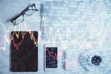 Masaüstü üzerinde telefonla finansal haritaya çoklu maruz kalma. Üst Manzara. Mobil ticaret platformu kavramı.