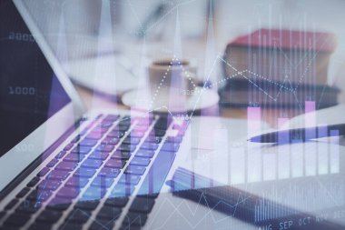 Finans şeması çizimine ve masaüstüne kahve ve masa arkasında eşyalar ile çifte pozlama. Önx piyasa ticareti kavramı