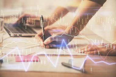 Bilgisayarda ve finansal grafik hologramında yazı yazan kadın ellerine çok maruz kalmış. Borsa analizi kavramı.