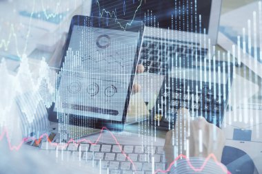 Bir adamın elini tutarken ve dijital bir cihaz ve ön grafik çizimi kullanırken çift pozlama. Finansal piyasa kavramı.